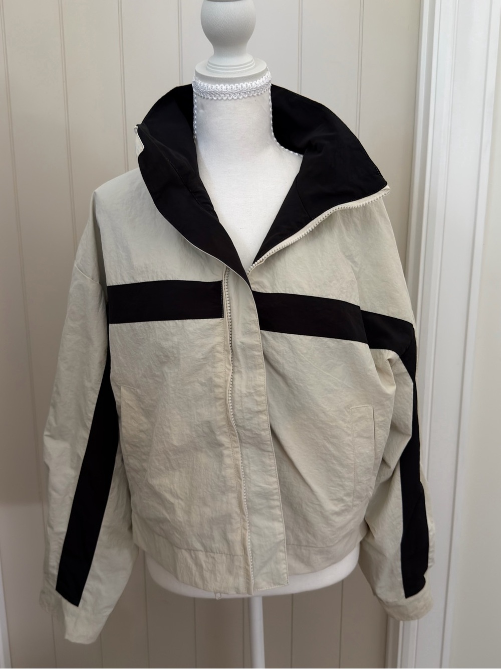 Lioness Essential Windbreaker - Picture 4 of 9